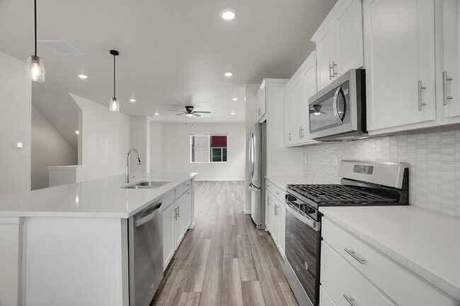 Building Photo - $3,330.95 with $300 off the first month's Rent - 4 Bedrooms, 3.5 Bathrooms, Townhouse in Broomfie...