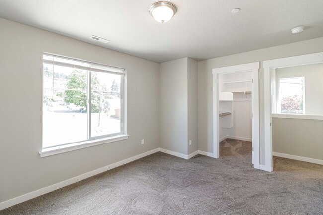 Building Photo - Move In Ready 3 Bedroom 2.5 Bathroom with Central Air Conditioning - Convenient Camas Location