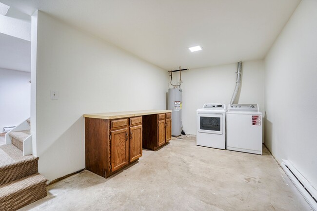 Building Photo - 305 N Chipmunk Cir