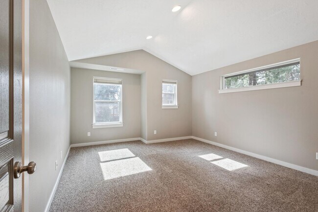 Building Photo - Modern 3 BR home on beautiful wooded lot in Sisters