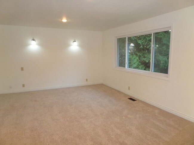 Building Photo - GREAT NEW PRICE! Gorgeous 6-Bedroom Home on 5 Acres with Tons of Privacy in Issaquah!!