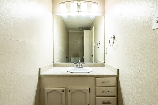 Building Photo - Spacious 2 Bedroom Townhome with Carport!