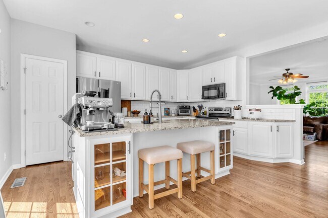Building Photo - Beautiful 3-level 3 BR 2.5BA Townhome in P...