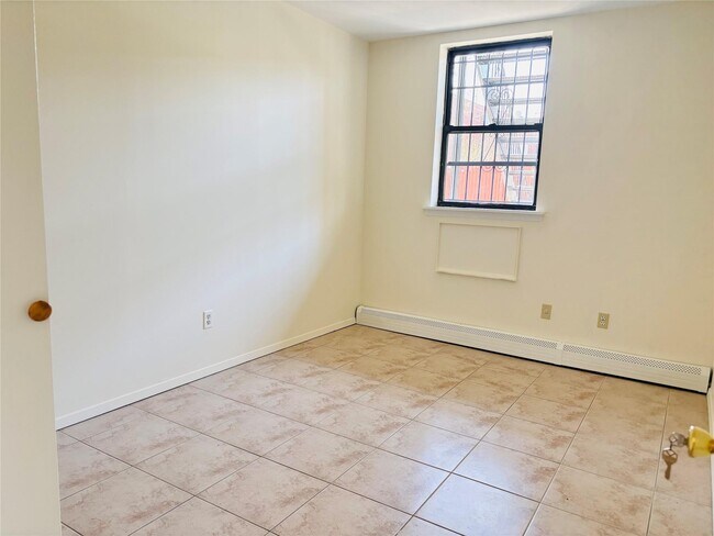 Building Photo - 3116 E Tremont Ave