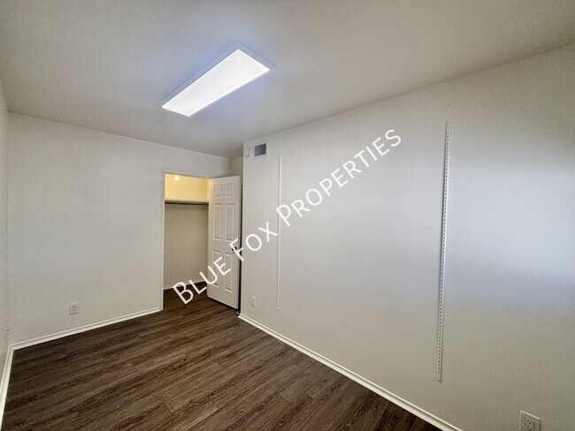 Building Photo - 900 E Vía Lucitas