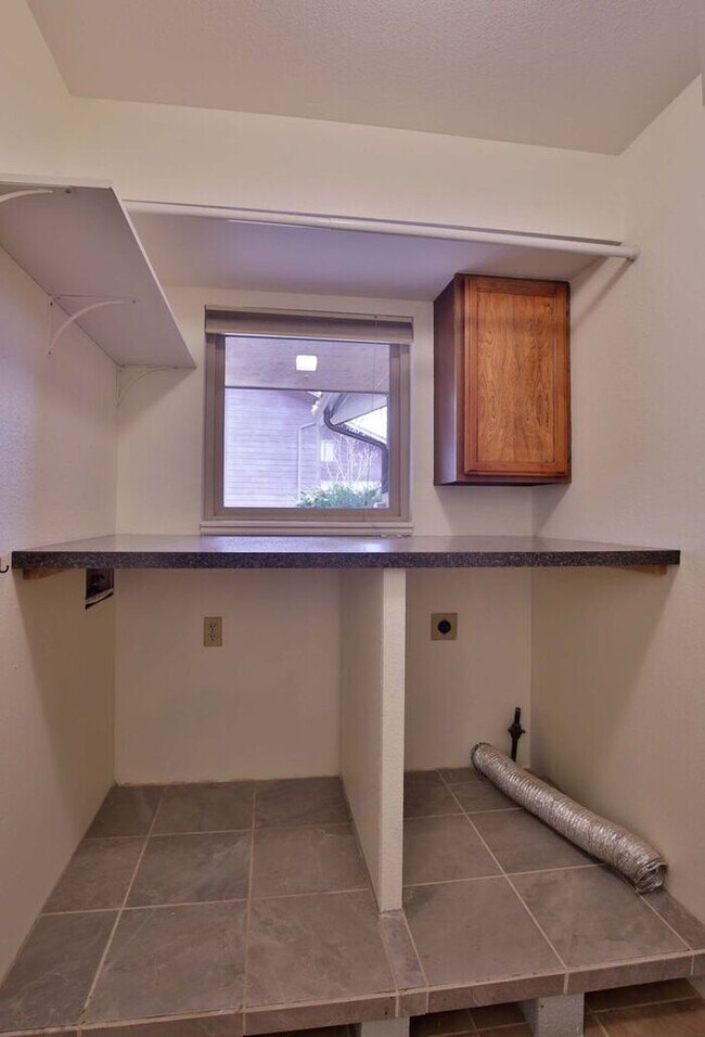 Building Photo - 3 Bedroom, 2.5 Bath Townhome