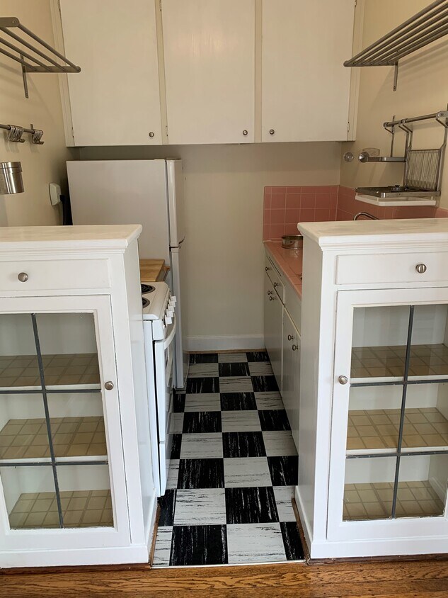 kitchen charm and breakfast nook - 526 Lakeside Ave S