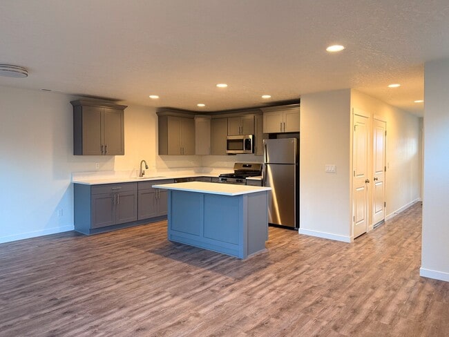 Building Photo - 505-507 NW Hillcrest Dr