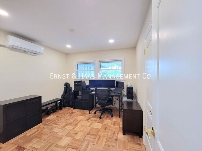 Building Photo - 2054 Pattiz Ave