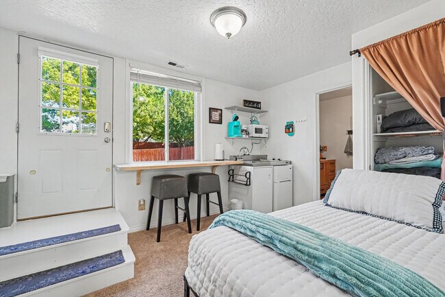 Building Photo - 7400 Newbrook Dr