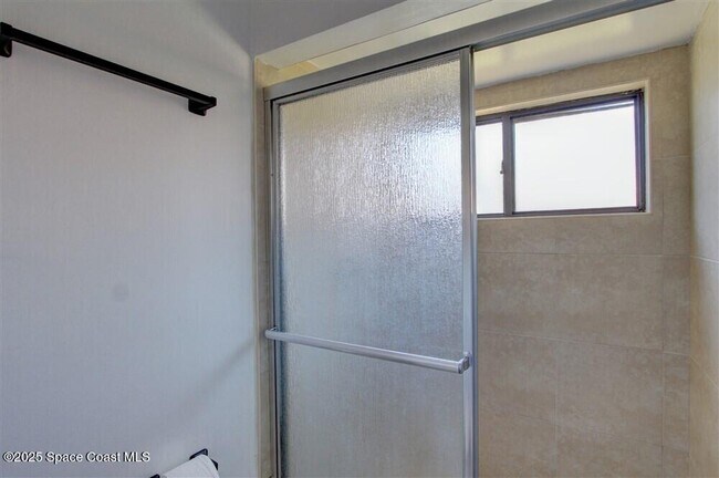 Building Photo - 1051 Country Club Dr