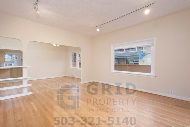 Building Photo - GPM569 - SE Caruthers St (T2)