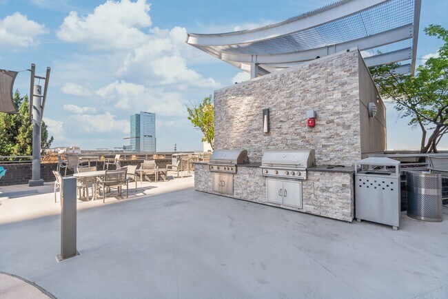 Building Photo - 25th Floor Condo in the heart of Uptown!!