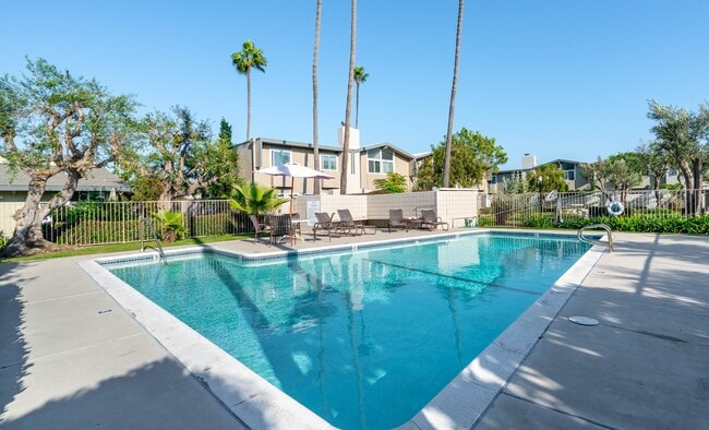 Building Photo - Beautifully Remodeled Tri-Level Condo With...