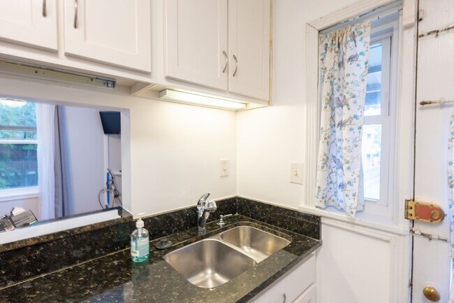 Building Photo - Lovely 3 BR/2 BA Semi-Detached Home in Nor...