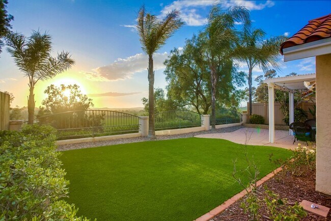 Building Photo - Beautiful, spacious 3 bedroom 2.5 bath hom...