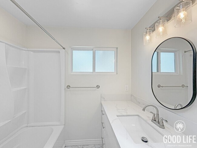 Building Photo - Charming 3B/2BA Home with Attached Garage, Large Yard and Modern Comforts in Quiet Baseball Field...
