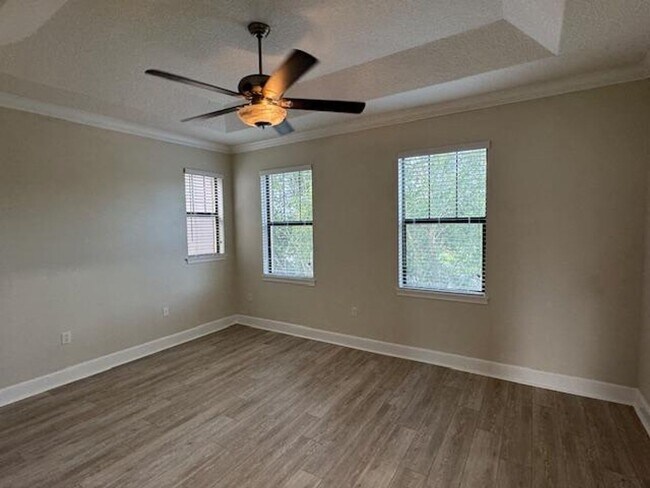 Building Photo - Newly renovated 4 Bedroom 3 1/2 Bathroom T...