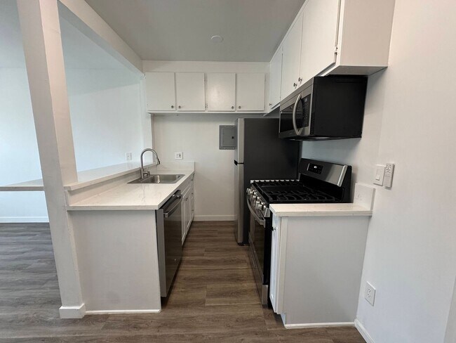 Interior Photo - 14220 Burbank Blvd