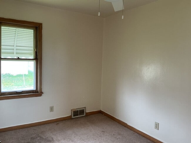 Building Photo - 2 Bedroom Single Family Home