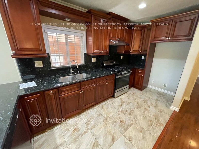 Building Photo - 260 E Plenty St