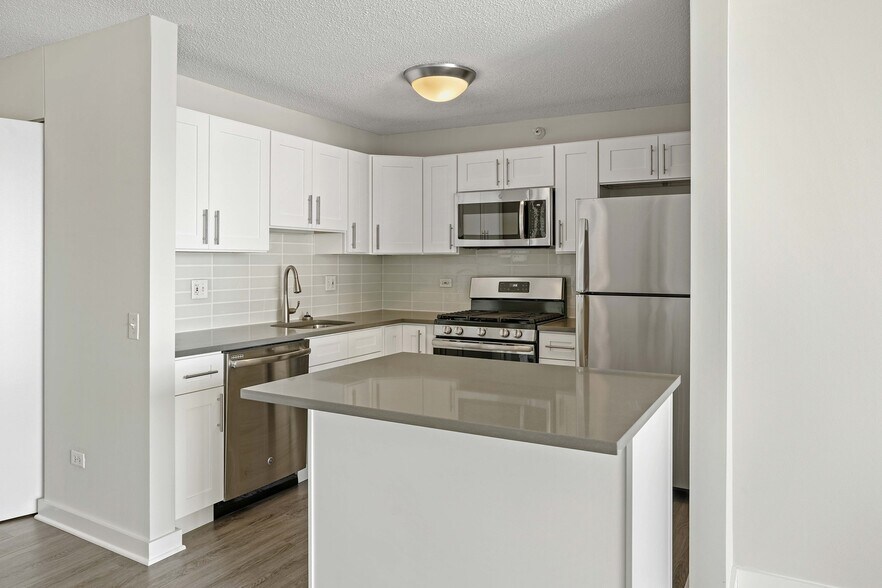 Building Photo - 598 N State St