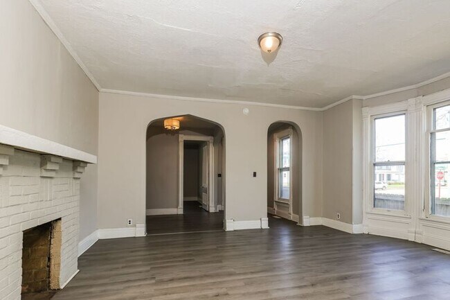 Building Photo - 902-904 1/2 S Limestone St.