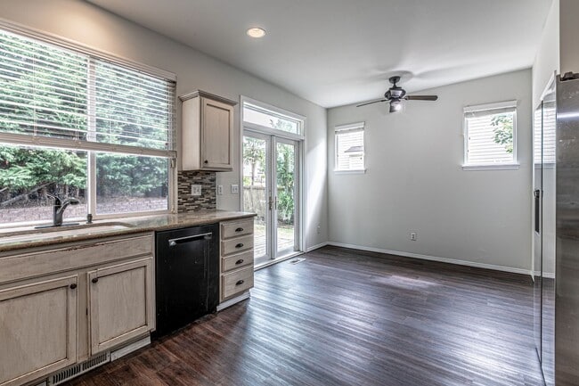 Building Photo - Beautiful home near Clark Lake Park!