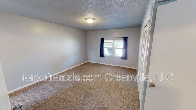 Building Photo - 111 Collins Ave