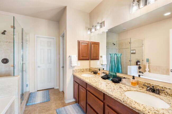 Building Photo - 970 Parkview Dr