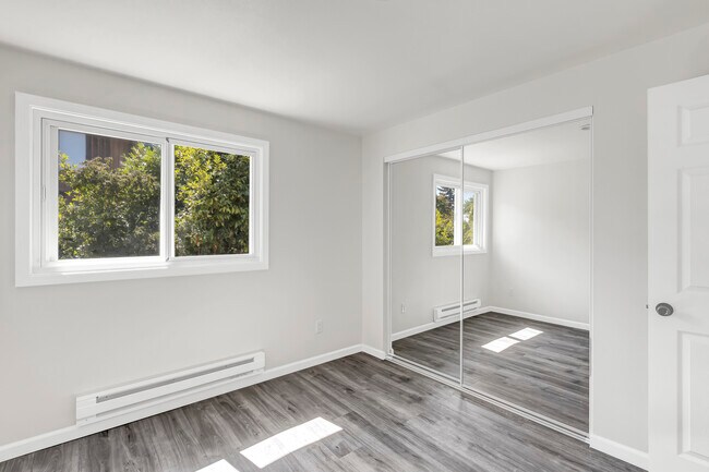 Building Photo - 10607 Des Moines Memorial Dr S