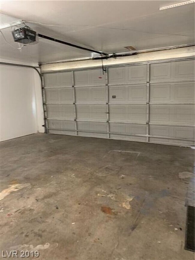 Building Photo - Spacious Single-Story Home with Large Lot & No HOA