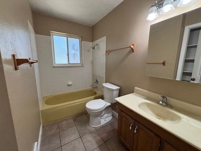 Building Photo - Single Family Home with Garage, pets welco...
