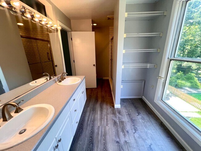 Building Photo - Cranberry - 6 bedroom 4 bathroom - Stunnin...