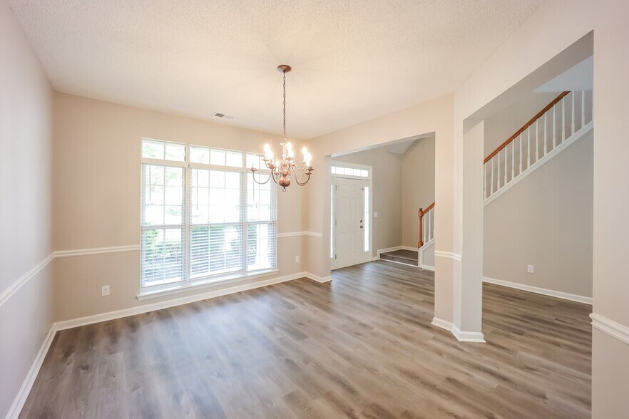 Building Photo - 7601 Hilltop Way