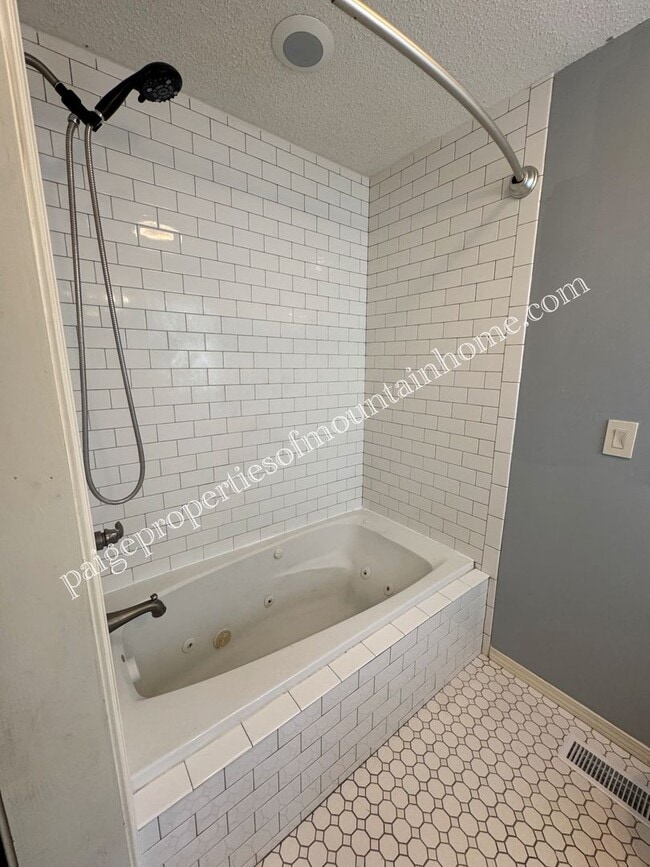 Building Photo - Stylish 3-Bedroom Home with Beautiful Kitc...