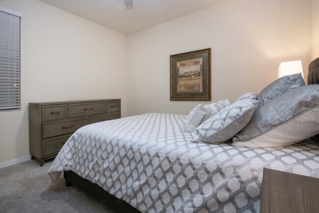 Building Photo - Like new 2BR, 2BA garage condo-Lakewood National