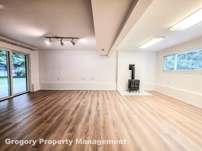 Building Photo - !! $3500 for 18 month lease !!  Private La...