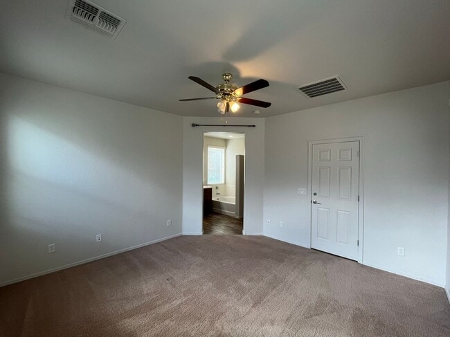 Building Photo - 4 Bedroom Home with Loft in Stonefield Com...