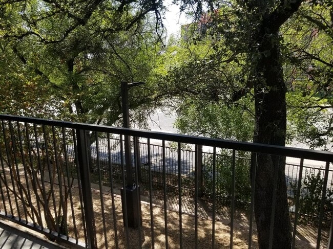 Building Photo - 935 La Posada Dr