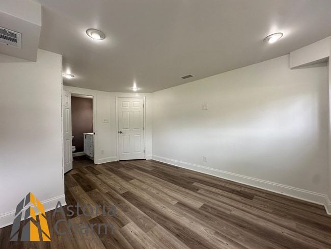 Building Photo - Spacious 4 Bedroom + Den Home with Private...