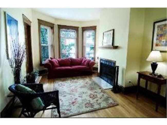 Building Photo - Available Aug 1st! Spacious top-floor 2bed...