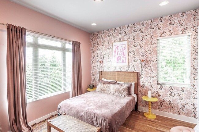 Building Photo - FULLY FURNISHED CAN BE NEGOTIATED!!
