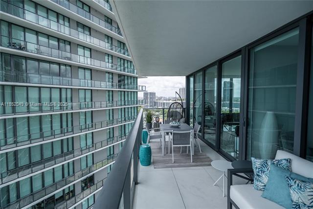 Building Photo - 650 NE 32nd St