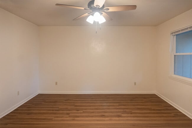 Building Photo - 1550 Live Oak Dr