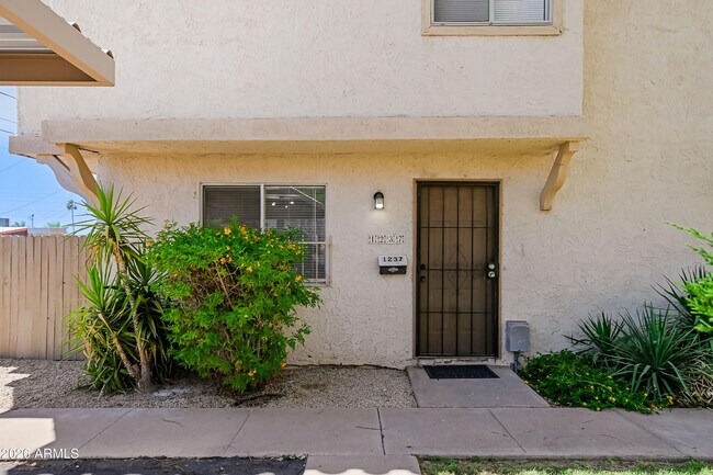 Building Photo - 1237 E Lawrence Ln