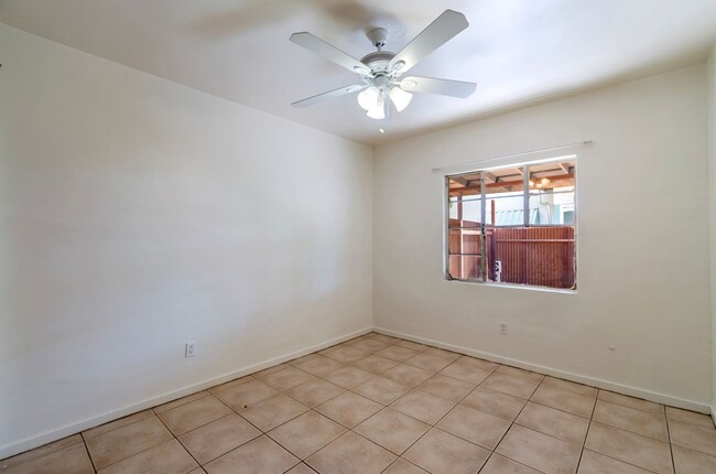 Building Photo - Private Home Steps away from U of A Campus!