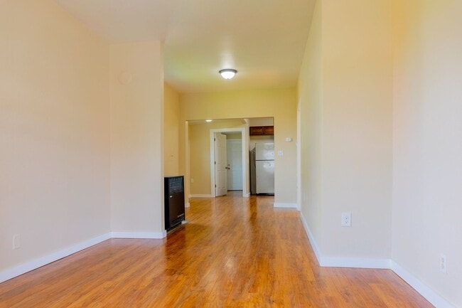 Building Photo - Spacious 3 bedroom / 2 bathroom single family home available in Tacoma!