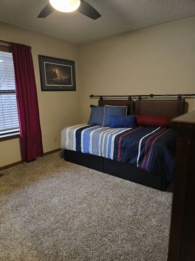 Building Photo - Lakeside Condo