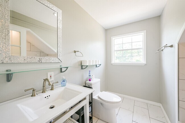 Building Photo - 201 Meadowlawn St